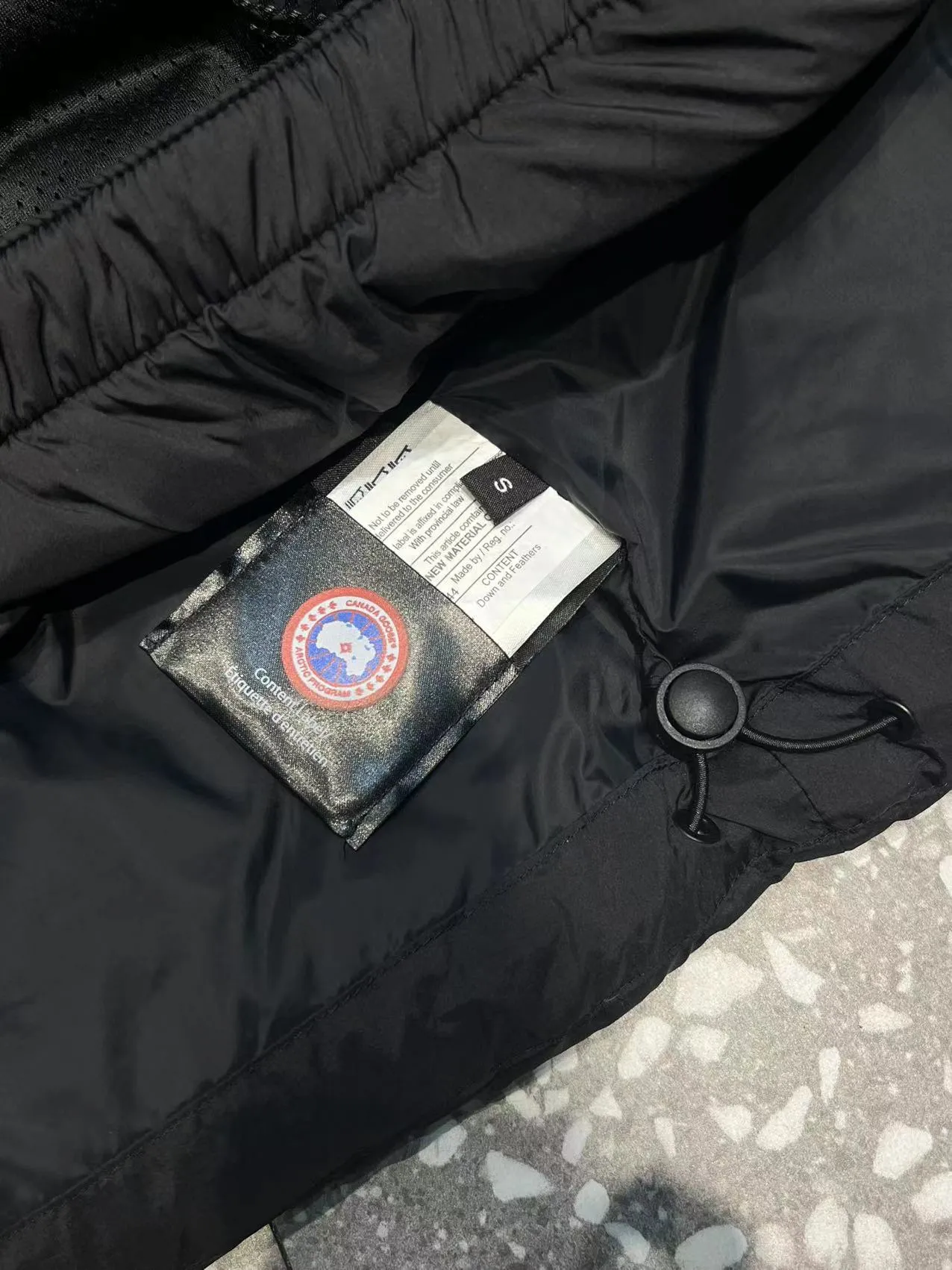 P940 2️⃣0️⃣2️⃣4️⃣The latest Canada goose black label down jacket. The goose black label down jacket is a must-have in the outerwear industry! The latest designer styles! The goose down jacket has always been a popular element of fashion and is loved by experts from all walks of life! Fashionable hooded cut, high-end customer-supplied fine goose down, high resilience, smooth zipper, strong and firm. Pockets on both sides can store small items, free your hands, and you can go out without worries. It can also meet the need of putting your hands in your pockets👏👏Produced by Big Goose, it can be used as a group uniform by many celebrities. This down jacket uses a double-layer anti-down lining design, which has strong windproof performance and will be very warm in winter! New standard 90% goose down filling, high fluffiness, windproof hooded design. When walking outdoors, pull the collar to the highest position, put your hands in the pockets and it will be very warm. It can be easily controlled by all body types! The interior is equipped with an elastic snow skirt design for better wrapping. The simple and neat style design highlights the masculine temperament. The impeccable style is classic and never goes out of style. It is warm and practical, and it is versatile! You can enter with your eyes closed!  Size: XS-XXL Color: black gray